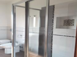 Particolari interni al box doccia