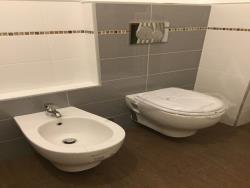 Esempio di muretto per sostegno sanitari sospesi