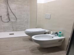 Ambiente piccolo con sanitari sospesi