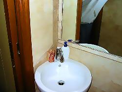 Lavabo installato in bagno molto piccolo