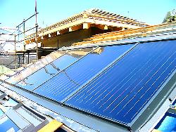 Fase di installazione pannelli solari termici a incasso fisso su tetto 